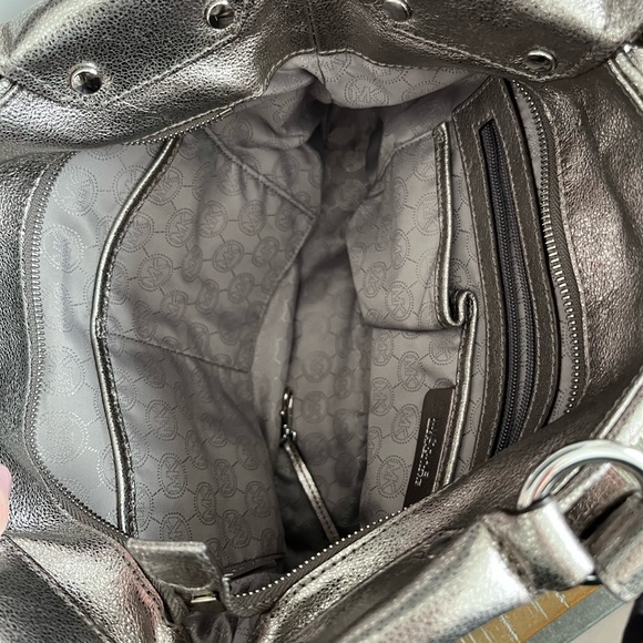 EUC Micheal Kors silver metallic purse - Picture 11 of 11